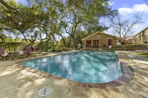 S Bed Treehouse Apartments 12