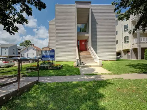 2020-09/UIUC-Apartment-Building-712557.webp