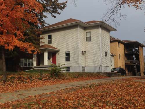 S Bed 1603 University Ave
Columbia, MO 65201 2